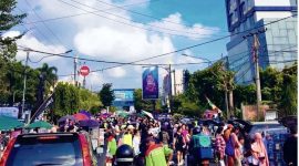 BANDAR LAMPUNG - Suasana Car Free Day di kawasan Tugu Adipura, Jalan Radin Intan, Bandar Lampung, Minggu (26/7/2026). Ribuan warga memadati lokasi untuk berolahraga dan berbelanja di lapak UMKM. Warga dan pedagang berharap waktu CFD diperpanjang karena pengunjung masih ramai setelah pukul 09.00 WIB. Foto: PROYEKSI.ID
