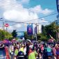 BANDAR LAMPUNG - Suasana Car Free Day di kawasan Tugu Adipura, Jalan Radin Intan, Bandar Lampung, Minggu (26/7/2026). Ribuan warga memadati lokasi untuk berolahraga dan berbelanja di lapak UMKM. Warga dan pedagang berharap waktu CFD diperpanjang karena pengunjung masih ramai setelah pukul 09.00 WIB. Foto: PROYEKSI.ID
