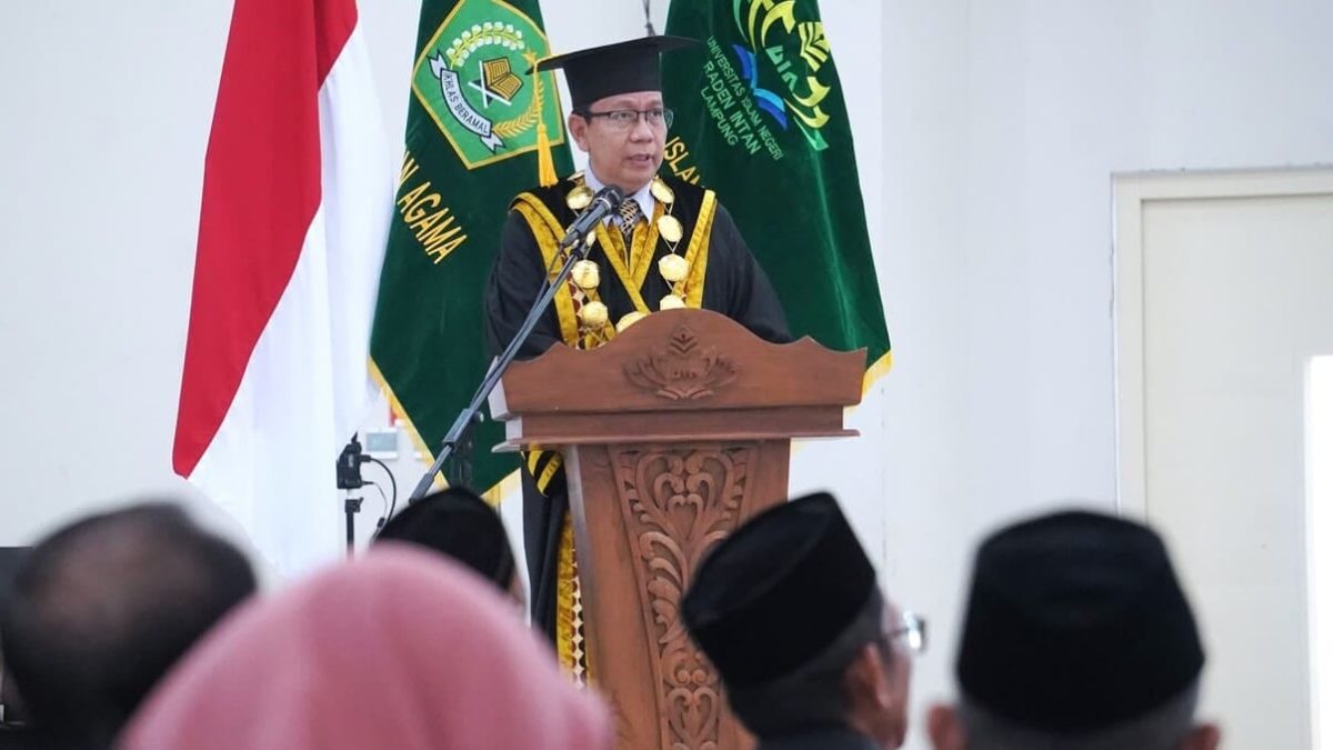 Rektor UIN RIL Prof. Wan Jamaluddin saat memberikan sambutan pada pengukuhan 16 guru besar baru, Minggu 26/7/2026. Foto: Humas UIN RIL