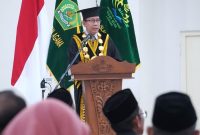 Rektor UIN RIL Prof. Wan Jamaluddin saat memberikan sambutan pada pengukuhan 16 guru besar baru, Minggu 26/7/2026. Foto: Humas UIN RIL