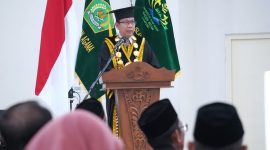 Rektor UIN RIL Prof. Wan Jamaluddin saat memberikan sambutan pada pengukuhan 16 guru besar baru, Minggu 26/7/2026. Foto: Humas UIN RIL