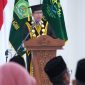 Rektor UIN RIL Prof. Wan Jamaluddin saat memberikan sambutan pada pengukuhan 16 guru besar baru, Minggu 26/7/2026. Foto: Humas UIN RIL