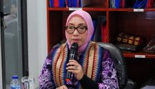 Menteri PPPA RI Arifah Fauzi saat memberikan arahan di UPTD PPA Provinsi Lampung, Minggu 26/7/2026. Ia menekankan agar pendampingan korban dilakukan dengan hati dan sesuai SOP. Foto: Proyeksi.id