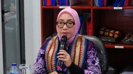 Menteri PPPA RI Arifah Fauzi saat memberikan arahan di UPTD PPA Provinsi Lampung, Minggu 26/7/2026. Ia menekankan agar pendampingan korban dilakukan dengan hati dan sesuai SOP. Foto: Proyeksi.id