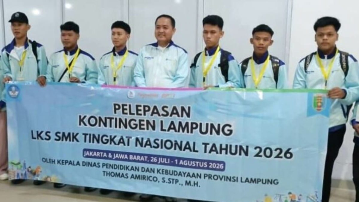 Kadisdikbud Lampung Thomas Amirico foto bersama kontingen LKS SMK Tingkat Nasional 2026 di Bandara Radin Inten II, Minggu 26/7/2026. Foto: istimewa