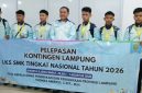 Kadisdikbud Lampung Thomas Amirico foto bersama kontingen LKS SMK Tingkat Nasional 2026 di Bandara Radin Inten II, Minggu 26/7/2026. Foto: istimewa