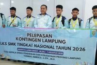 Kadisdikbud Lampung Thomas Amirico foto bersama kontingen LKS SMK Tingkat Nasional 2026 di Bandara Radin Inten II, Minggu 26/7/2026. Foto: istimewa