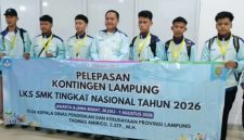 Kadisdikbud Lampung Thomas Amirico foto bersama kontingen LKS SMK Tingkat Nasional 2026 di Bandara Radin Inten II, Minggu 26/7/2026. Foto: istimewa