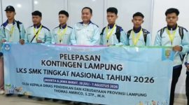 Kadisdikbud Lampung Thomas Amirico foto bersama kontingen LKS SMK Tingkat Nasional 2026 di Bandara Radin Inten II, Minggu 26/7/2026. Foto: istimewa