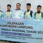 Kadisdikbud Lampung Thomas Amirico foto bersama kontingen LKS SMK Tingkat Nasional 2026 di Bandara Radin Inten II, Minggu 26/7/2026. Foto: istimewa