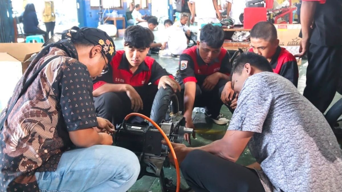 Para siswa SMK di Lampung antusias mengikuti praktik konversi motor konvensional menjadi motor listrik pada pelatihan yang digelar PLN UID Lampung di SMKN 2 Bandar Lampung, 22/7/2026. Foto: Proyeksi.id
