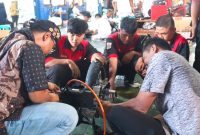 Para siswa SMK di Lampung antusias mengikuti praktik konversi motor konvensional menjadi motor listrik pada pelatihan yang digelar PLN UID Lampung di SMKN 2 Bandar Lampung, 22/7/2026. Foto: Proyeksi.id
