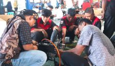 Para siswa SMK di Lampung antusias mengikuti praktik konversi motor konvensional menjadi motor listrik pada pelatihan yang digelar PLN UID Lampung di SMKN 2 Bandar Lampung, 22/7/2026. Foto: Proyeksi.id
