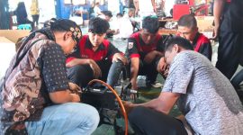 Para siswa SMK di Lampung antusias mengikuti praktik konversi motor konvensional menjadi motor listrik pada pelatihan yang digelar PLN UID Lampung di SMKN 2 Bandar Lampung, 22/7/2026. Foto: Proyeksi.id
