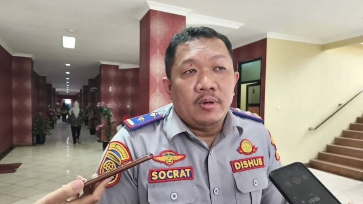 BANDAR LAMPUNG -- Kepala Dinas Perhubungan Kota Bandar Lampung Socrat Pringgodanu memberikan keterangan kepada wartawan terkait rencana Pemkot mengaktifkan kembali layanan bus kota dan perbaikan halte rusak, Senin (27/7/2026). foto: istimewa