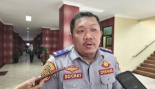 BANDAR LAMPUNG -- Kepala Dinas Perhubungan Kota Bandar Lampung Socrat Pringgodanu memberikan keterangan kepada wartawan terkait rencana Pemkot mengaktifkan kembali layanan bus kota dan perbaikan halte rusak, Senin (27/7/2026). foto: istimewa