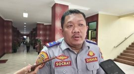 BANDAR LAMPUNG -- Kepala Dinas Perhubungan Kota Bandar Lampung Socrat Pringgodanu memberikan keterangan kepada wartawan terkait rencana Pemkot mengaktifkan kembali layanan bus kota dan perbaikan halte rusak, Senin (27/7/2026). foto: istimewa