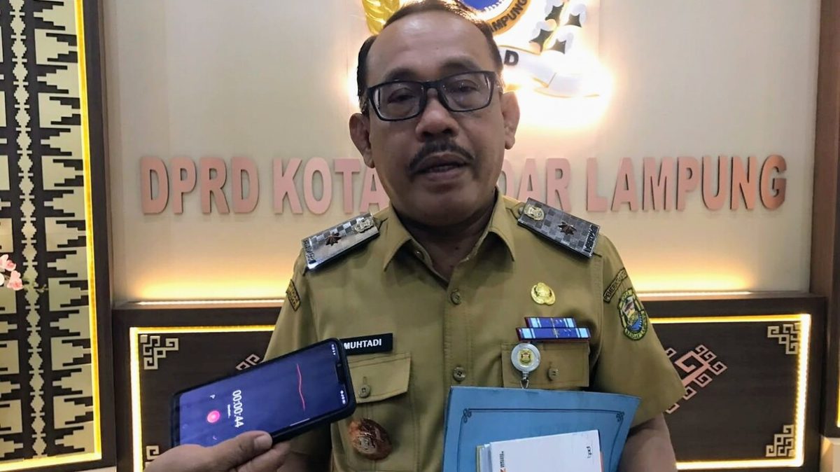  Kepala Dinas Kesehatan Kota Bandar Lampung Muhtadi Arsyad Temenggung saat memberikan keterangan usai RDP dengan Komisi IV DPRD terkait evaluasi program dan serapan anggaran. Foto: istimewa