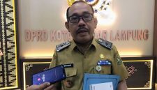  Kepala Dinas Kesehatan Kota Bandar Lampung Muhtadi Arsyad Temenggung saat memberikan keterangan usai RDP dengan Komisi IV DPRD terkait evaluasi program dan serapan anggaran. Foto: istimewa