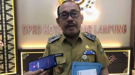  Kepala Dinas Kesehatan Kota Bandar Lampung Muhtadi Arsyad Temenggung saat memberikan keterangan usai RDP dengan Komisi IV DPRD terkait evaluasi program dan serapan anggaran. Foto: istimewa
