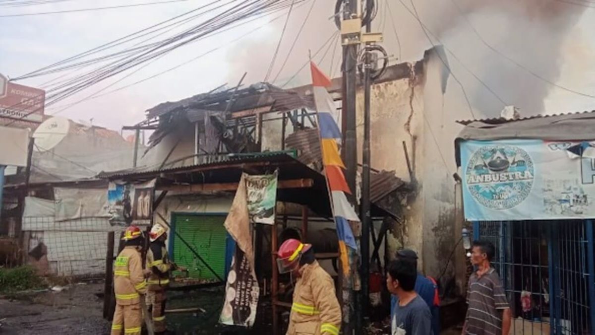 Foto: Petugas pemadam kebakaran berupaya memadamkan api di lokasi kebakaran yang menghanguskan 3 ruko di Jalan Kimaja, Kelurahan Kedaton, Bandarlampung. Foto: istimewa