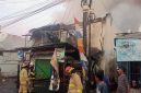 Foto: Petugas pemadam kebakaran berupaya memadamkan api di lokasi kebakaran yang menghanguskan 3 ruko di Jalan Kimaja, Kelurahan Kedaton, Bandarlampung. Foto: istimewa