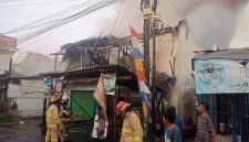 Foto: Petugas pemadam kebakaran berupaya memadamkan api di lokasi kebakaran yang menghanguskan 3 ruko di Jalan Kimaja, Kelurahan Kedaton, Bandarlampung. Foto: istimewa