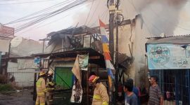 Foto: Petugas pemadam kebakaran berupaya memadamkan api di lokasi kebakaran yang menghanguskan 3 ruko di Jalan Kimaja, Kelurahan Kedaton, Bandarlampung. Foto: istimewa
