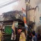 Foto: Petugas pemadam kebakaran berupaya memadamkan api di lokasi kebakaran yang menghanguskan 3 ruko di Jalan Kimaja, Kelurahan Kedaton, Bandarlampung. Foto: istimewa