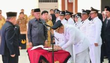 Sekda Kota Bandar Lampung Iwan Gunawan menyaksikan penandatanganan berita acara pelantikan 96 pejabat dan ASN di lingkungan Pemkot Bandar Lampung di Ruang Semergou, Selasa 28 Juli 2026. Foto: Proyeksi.id