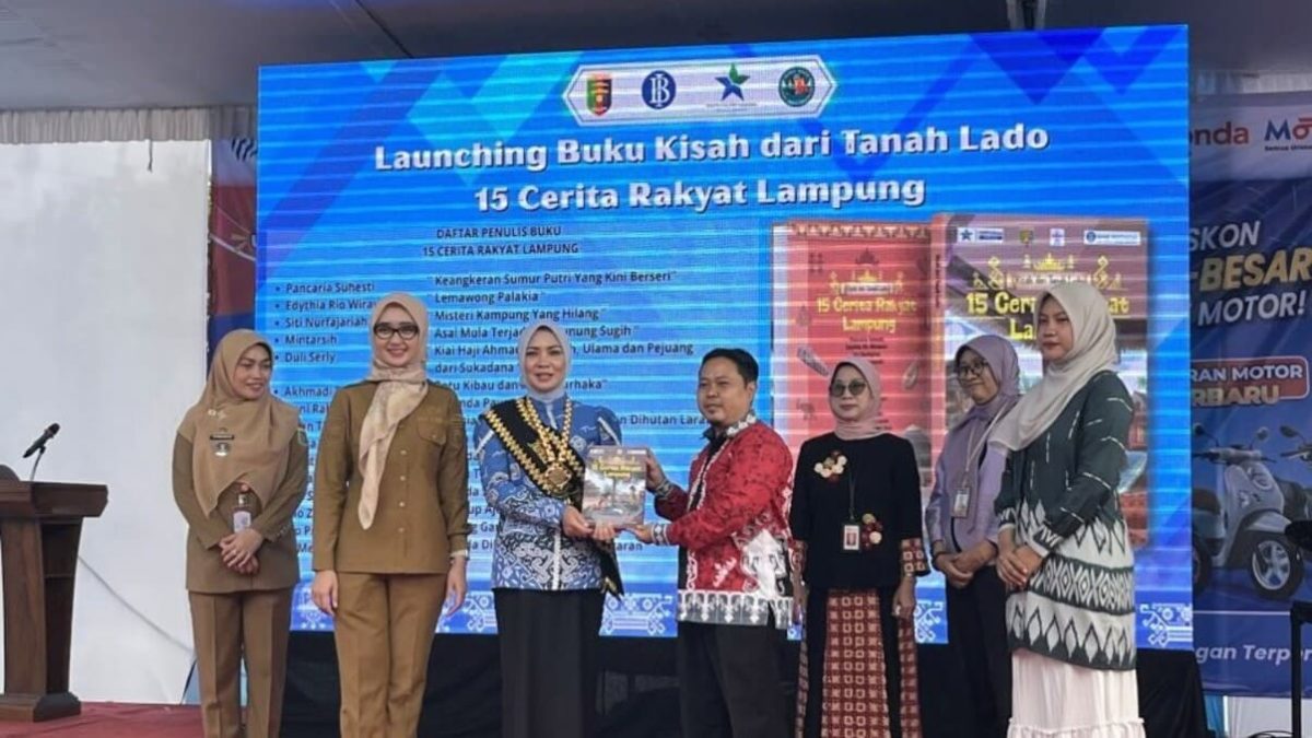 Penyerahan buku "Kisah dari Tanah Lado: 15 Cerita Rakyat Lampung" pada acara Launching di Puncak Festival Literasi Provinsi Lampung, Senin 28 Juli 2026. Buku ini berisi 15 cerita rakyat Lampung karya penulis lokal. Foto: Proyeksi.id
