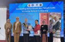 Penyerahan buku "Kisah dari Tanah Lado: 15 Cerita Rakyat Lampung" pada acara Launching di Puncak Festival Literasi Provinsi Lampung, Senin 28 Juli 2026. Buku ini berisi 15 cerita rakyat Lampung karya penulis lokal. Foto: Proyeksi.id