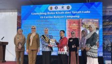 Penyerahan buku "Kisah dari Tanah Lado: 15 Cerita Rakyat Lampung" pada acara Launching di Puncak Festival Literasi Provinsi Lampung, Senin 28 Juli 2026. Buku ini berisi 15 cerita rakyat Lampung karya penulis lokal. Foto: Proyeksi.id