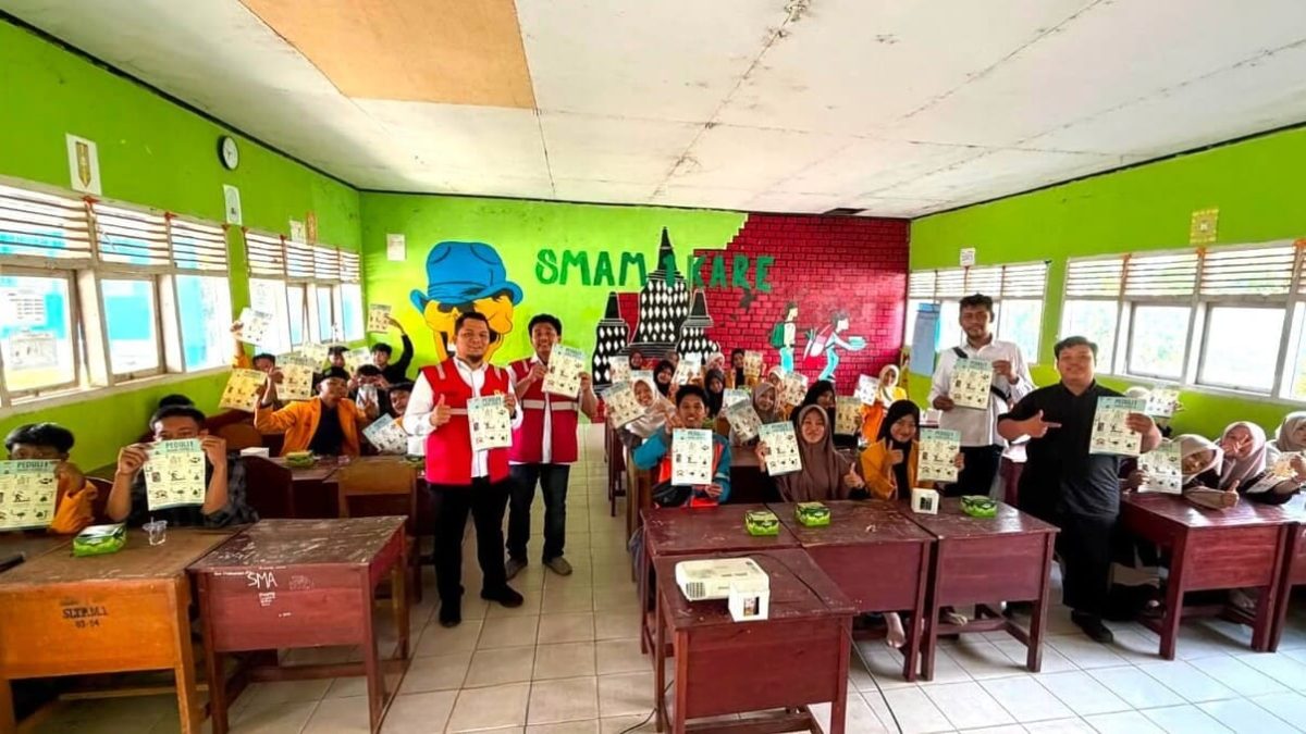 Team Leader K3L PLN UP3 Pringsewu Andi Dwi Yunanto bersama pelajar SMA Muhammadiyah Kalirejo usai sosialisasi "Peduli Bahaya Listrik". Siswa diajak menjadi agen keselamatan untuk mengedukasi keluarga dan masyarakat. Foto: istimewa