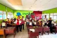 Team Leader K3L PLN UP3 Pringsewu Andi Dwi Yunanto bersama pelajar SMA Muhammadiyah Kalirejo usai sosialisasi "Peduli Bahaya Listrik". Siswa diajak menjadi agen keselamatan untuk mengedukasi keluarga dan masyarakat. Foto: istimewa