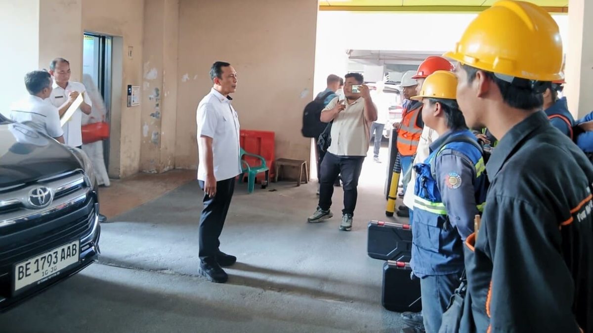 Kepala Dinas Perkim Kota Bandar Lampung, Muhaimin, memberikan arahan kepada petugas sebelum memulai penertiban kabel provider semrawut di Kota Bandar Lampung, Rabu (29/7/2026). Foto: WB