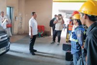 Kepala Dinas Perkim Kota Bandar Lampung, Muhaimin, memberikan arahan kepada petugas sebelum memulai penertiban kabel provider semrawut di Kota Bandar Lampung, Rabu (29/7/2026). Foto: WB