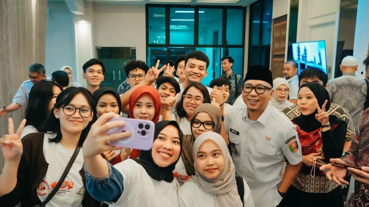 Gubernur Lampung Rahmat Mirzani Djausal berfoto bersama peserta penerima beasiswa pelatihan bahasa Jerman dari Sieger Lingua International dan Santri Entrepreneur Indonesia di Bandar Lampung, Rabu (29/7/2026). Pemprov menargetkan pengiriman 15.000 tenaga kerja formal ke Jerman setiap tahun. Foto: Pemprov Lampung
