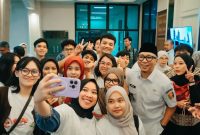 Gubernur Lampung Rahmat Mirzani Djausal berfoto bersama peserta penerima beasiswa pelatihan bahasa Jerman dari Sieger Lingua International dan Santri Entrepreneur Indonesia di Bandar Lampung, Rabu (29/7/2026). Pemprov menargetkan pengiriman 15.000 tenaga kerja formal ke Jerman setiap tahun. Foto: Pemprov Lampung