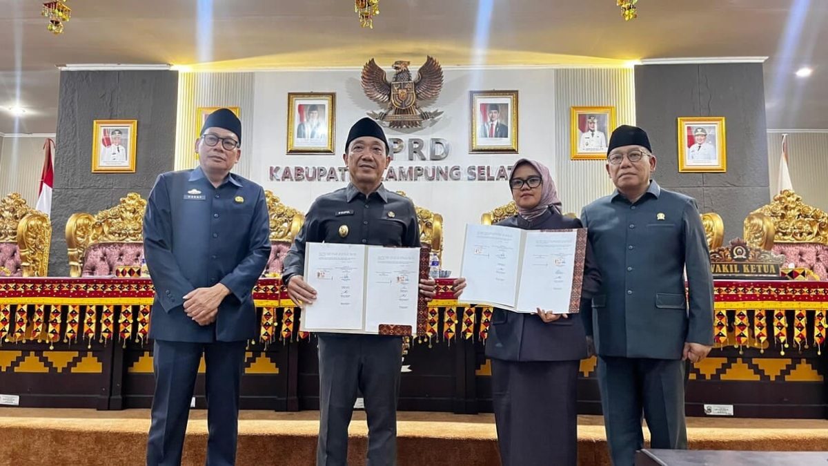 Ketua DPRD Lampung Selatan Erma Yusneli bersama Bupati dan Pimpinan DPRD lainnya menunjukkan dokumen Nota Kesepakatan KUA-PPAS APBD Tahun 2027 setelah ditandatangani dalam Rapat Paripurna di ruang sidang DPRD, Rabu (29/7/2026). Kesepakatan ini menjadi dasar penyusunan Rancangan APBD 2027. Foto: Humas DPRD Lamsel