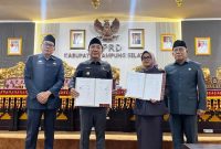 Ketua DPRD Lampung Selatan Erma Yusneli bersama Bupati dan Pimpinan DPRD lainnya menunjukkan dokumen Nota Kesepakatan KUA-PPAS APBD Tahun 2027 setelah ditandatangani dalam Rapat Paripurna di ruang sidang DPRD, Rabu (29/7/2026). Kesepakatan ini menjadi dasar penyusunan Rancangan APBD 2027. Foto: Humas DPRD Lamsel