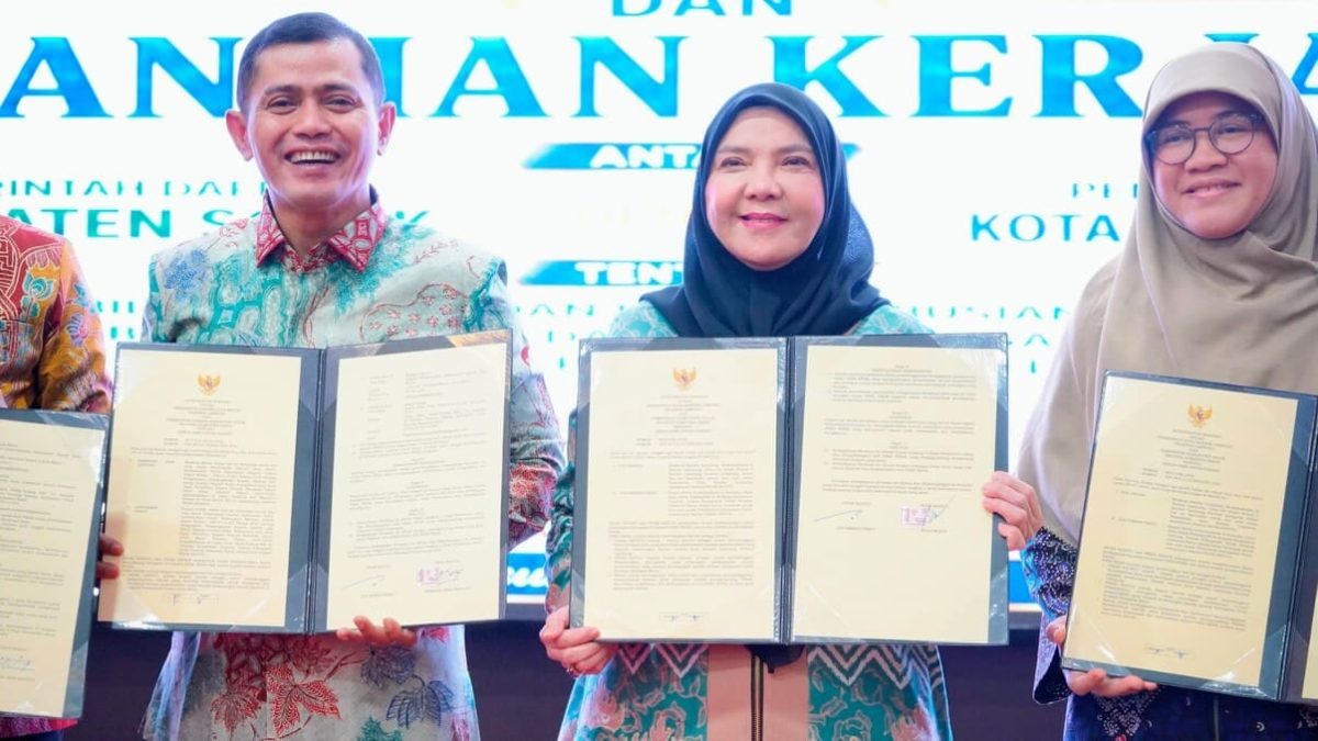 Wali Kota Bandar Lampung Eva Dwiana dan Bupati Solok Jon Firman Pandu menunjukkan naskah Kerja Sama Antar Daerah di Aula Kantor Bupati Solok, Kamis (30/7/2026).