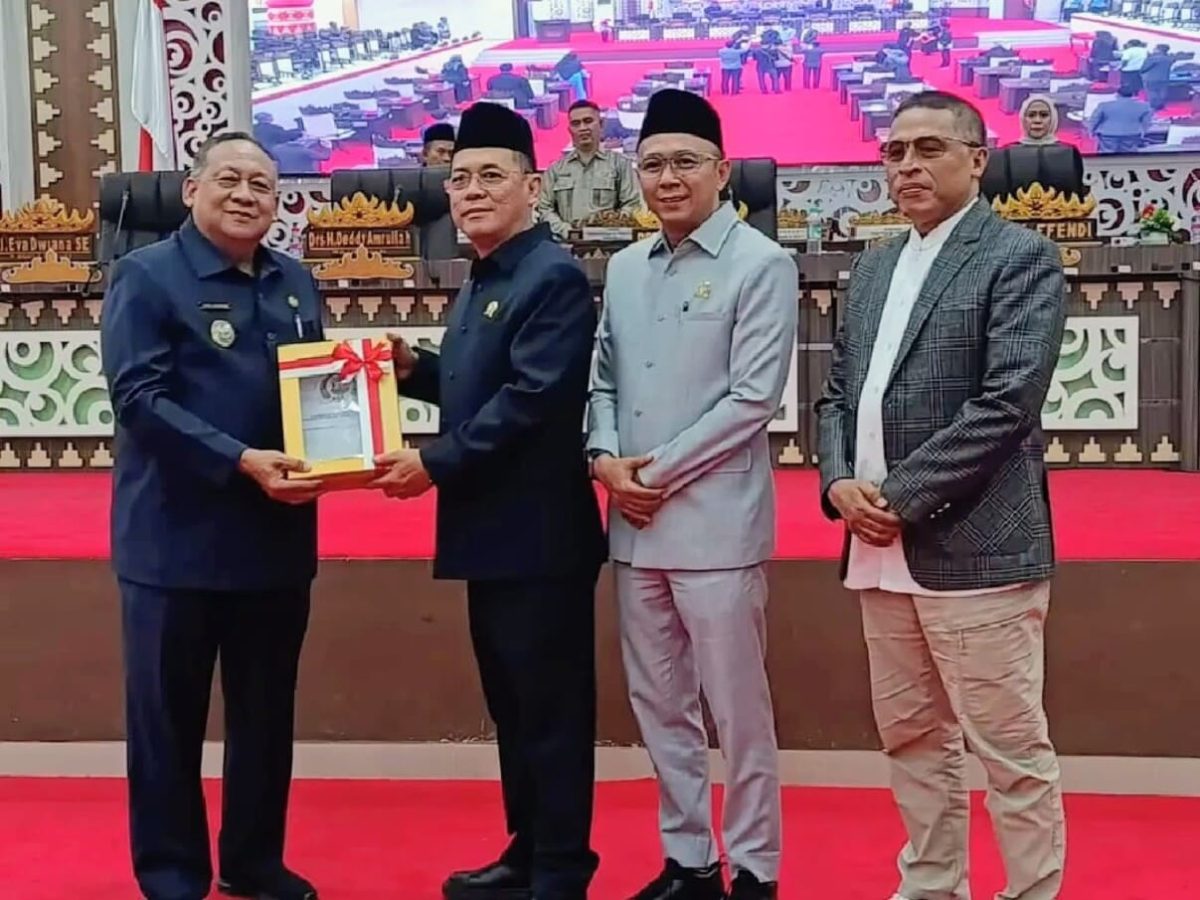 Wakil Wali Kota Bandar Lampung, Drs. H. Deddy Amarullah menerima penyerahan berkas persetujuan 3 Raperda dari Ketua DPRD Kota Bandar Lampung, Bernas Yuniarta, usai Rapat Paripurna di ruang sidang utama DPRD Kota Bandar Lampung, Jumat (31/7/2026). foto: istimewa
