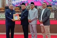 Wakil Wali Kota Bandar Lampung, Drs. H. Deddy Amarullah menerima penyerahan berkas persetujuan 3 Raperda dari Ketua DPRD Kota Bandar Lampung, Bernas Yuniarta, usai Rapat Paripurna di ruang sidang utama DPRD Kota Bandar Lampung, Jumat (31/7/2026). foto: istimewa