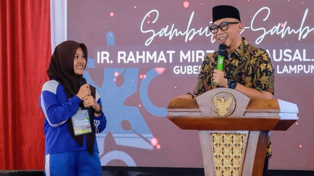 Gubernur Lampung, Rahmat Mirzani Djausal berdialog dengan salah satu siswi Sekolah Rakyat Terintegrasi 3 Provinsi Lampung saat Open House Tahun Ajaran 2026/2027 di Gedung Sekolah Rakyat Terintegrasi, Kota Baru, Lampung Selatan, Jumat (31/7/2026). foto: istimewa