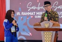 Gubernur Lampung, Rahmat Mirzani Djausal berdialog dengan salah satu siswi Sekolah Rakyat Terintegrasi 3 Provinsi Lampung saat Open House Tahun Ajaran 2026/2027 di Gedung Sekolah Rakyat Terintegrasi, Kota Baru, Lampung Selatan, Jumat (31/7/2026). foto: istimewa