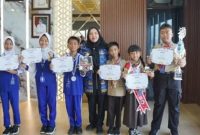 BANDAR LAMPUNG - Wali Kota Bandar Lampung Eva Dwiana berfoto bersama siswa-siswi SD peraih prestasi di Robot Design Olympiad 2026 usai menerima apresiasi di ruang kerjanya, Jumat (17/7/2026). Foto: istimewa