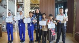 BANDAR LAMPUNG - Wali Kota Bandar Lampung Eva Dwiana berfoto bersama siswa-siswi SD peraih prestasi di Robot Design Olympiad 2026 usai menerima apresiasi di ruang kerjanya, Jumat (17/7/2026). Foto: istimewa