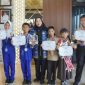 BANDAR LAMPUNG - Wali Kota Bandar Lampung Eva Dwiana berfoto bersama siswa-siswi SD peraih prestasi di Robot Design Olympiad 2026 usai menerima apresiasi di ruang kerjanya, Jumat (17/7/2026). Foto: istimewa