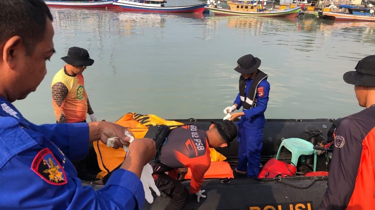 LAMPUNG SELATAN - Tim gabungan mengevakuasi jenazah nelayan yang tenggelam di perairan Pulau Rimau menggunakan perahu karet milik Polairud, Jumat (17/7/2026). Korban atas nama Edi ditemukan meninggal dunia sekitar 2 meter dari lokasi kejadian. FOTO: PROYEKSI.ID